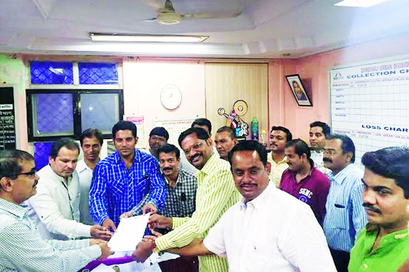 वीज मीटर बदलण्यासंदर्भात अधिकाऱ्यांना निवेदन देण्यात आले.