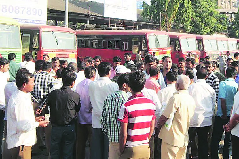  एसटीच्या संपामुळे कल्याण आगारात प्रवाशांचा खोळंबा झाला होता.