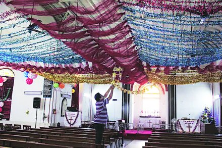 ठाण्यातील सेंट जेम्स चर्च सजवण्यात आला आहेत.