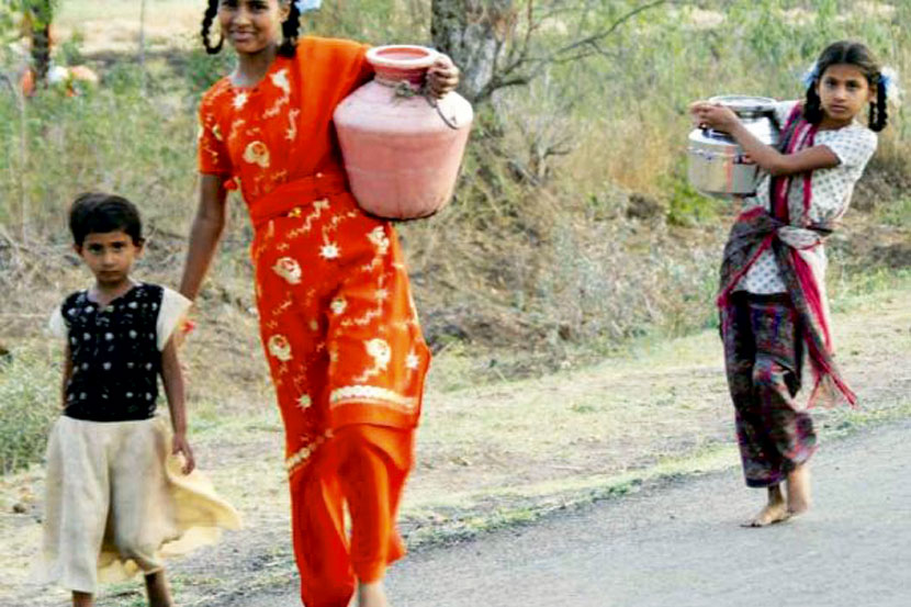 ‘सांगा काय करू, शाळा करू की पाणी भरू?’