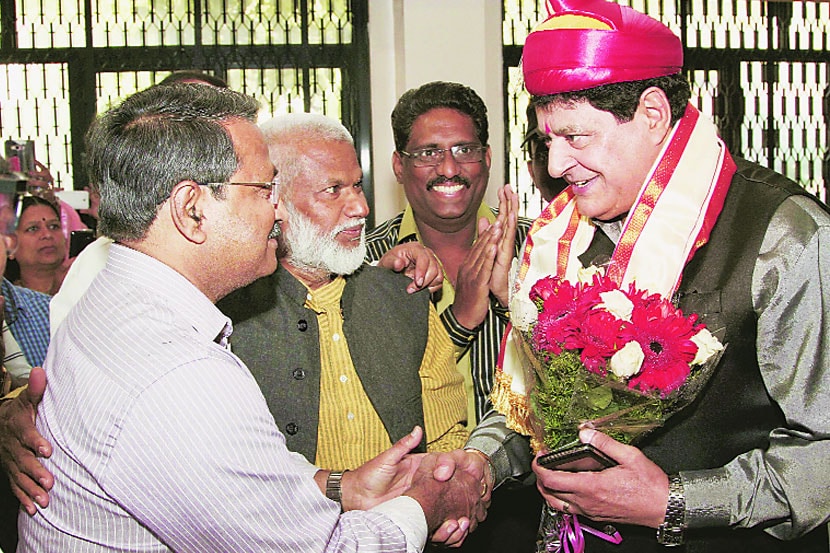 एफटीआयआयचे अध्यक्ष म्हणून गजेंद्र चौहान यांनी गुरुवारी पुण्यात पदभार स्वीकारल्यानंतर संकुलात कर्मचाऱ्यांनी त्यांचे स्वागत केले.