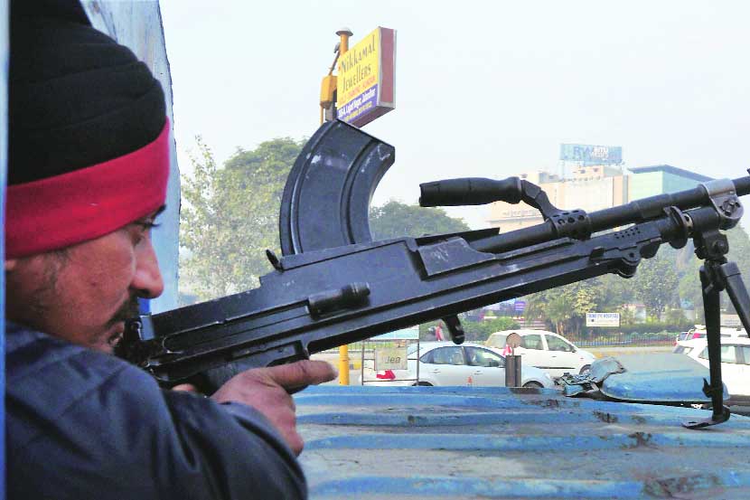 पठाणकोटच्या हवाई तळावरच अतिरेक्यांनी हल्ला केल्याने सुरक्षा यंत्रणा खडबडून जागी झाली.