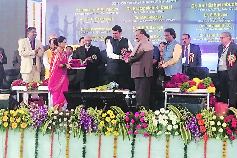 डॉ. सु. का. महाजन यांना मुख्यमंत्र्यांच्या हस्ते पुरस्कार देण्यात आला.