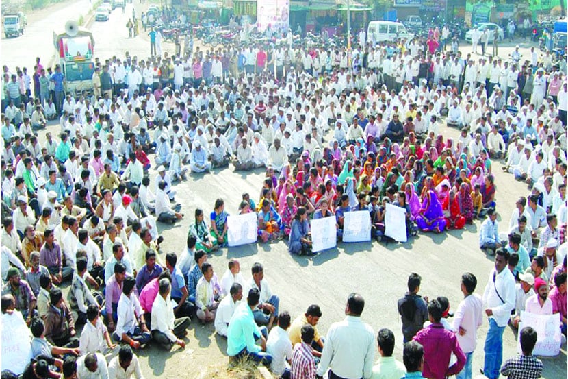  नाशिक-औरंगाबाद रस्त्यावरील भरवस फाटा येथे रास्ता रोको करताना ग्रामस्थ. (छाया-संतोष बटाव)