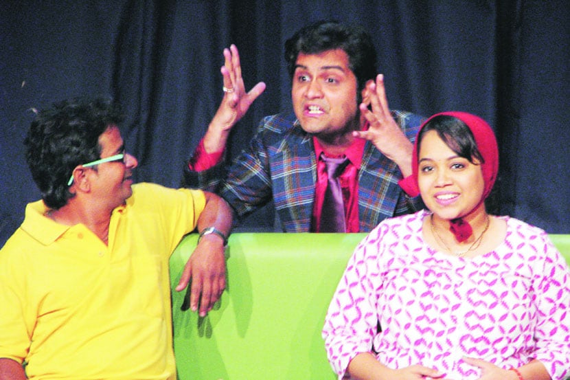   ‘अस्वस्थ समुद्रावर बैल मेलाय’मध्ये विकास पाटील, जयेश जोशी आणि आरती वडगबाळकर. 