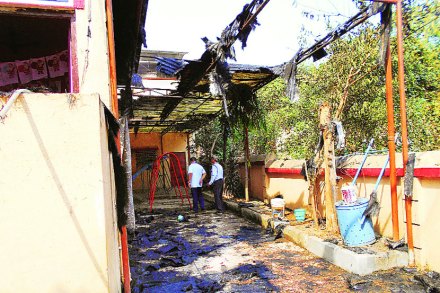 अंबरनाथमध्ये आगीत खाक झालेली शाळेची शेड.  
