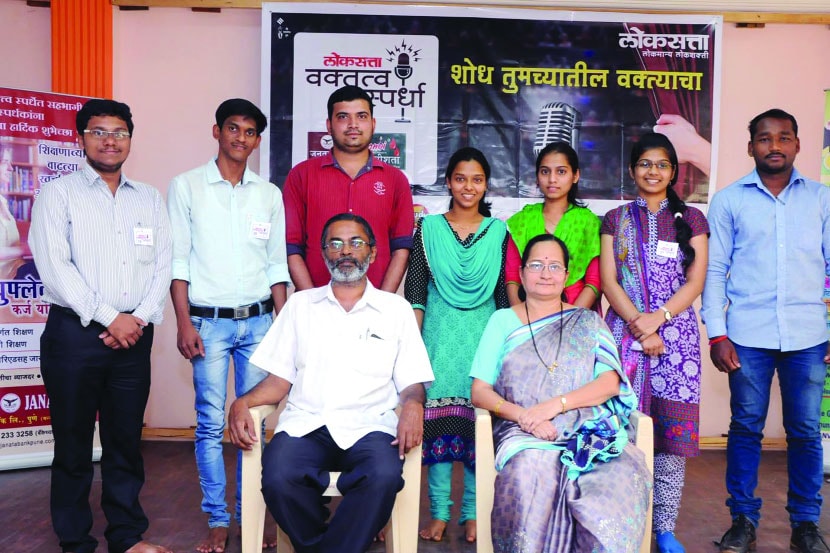 ‘वक्ता दशसहस्रेषु’च्या रत्नागिरी विभागाच्या प्राथमिक फेरीतील विजेते परीक्षकांसह.