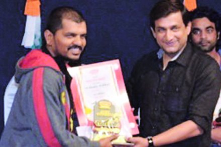 मुंबई येथे आयोजित सोहळ्यात सवाई अभिनेता पुरस्कार अभिनेता प्रसाद ओक यांच्याकडून स्वीकारताना नीलेश सूर्यवंशी.