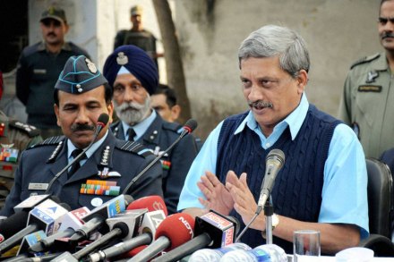 संरक्षण मंत्री मनोहर र्पीकर यांनी दहशतवादी हल्ला झालेल्या पठाणकोट हवाई तळाला भेट दिल्यानंतर मंगळवारी पत्रकार परिषद घेतली.