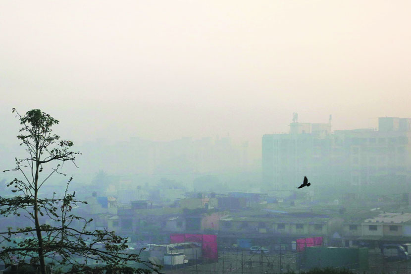 मुंबईत थंडी कमी झाली असली तरी गुरुवारी सकाळी दाट धुक्याने काही फुटांवरचे दिसणेही कठीण होते. (छाया- अमित चक्रवर्ती) 