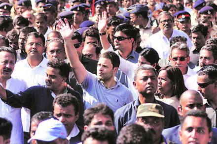 मुंबईतील पदयात्रेत सहभागी झालेले राहुल गांधी.