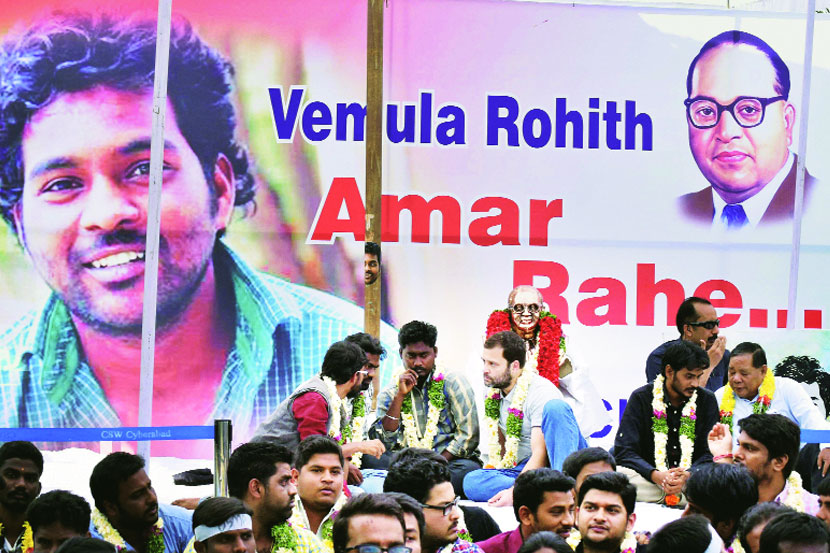 रोहित वेमुलाच्या आत्महत्येप्रकरणी हैदराबादमध्ये आंदोलन करणाऱ्या विद्यार्थ्यांशी काँग्रेस उपाध्यक्ष राहुल गांधी यांनी शनिवारी संवाद साधला.