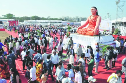 पिपरीत आयोजित मराठी साहित्य संमेलनासाठी शनिवारी साहित्य रसिकांनी गर्दी केली होती.