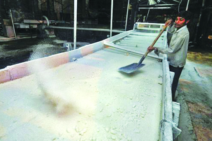 राज्यातील निम्म्याहून अधिक साखर कारखाने अडचणीत