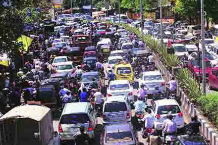 पश्चिम द्रुतगती महामार्गावर वाहतूक कोंडी