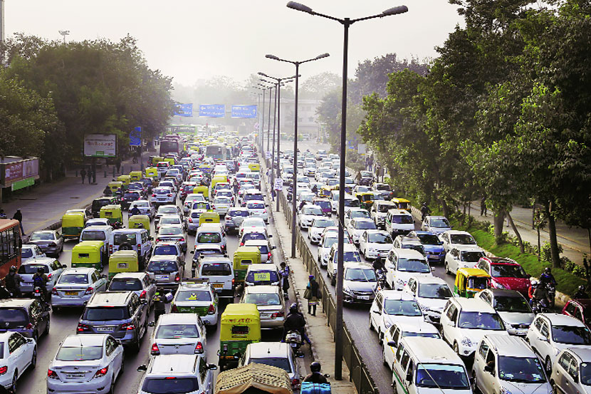 प्रदूषण नियंत्रणासाठी दिल्लीत वाहतुकीसाठी सम-विषम सूत्र लागू करण्याचा दोन आठवडय़ांच्या प्रयोग समाप्तीनंतर शनिवारी दिल्लीच्या रस्त्यांवर अनेक ठिकाणी वाहतुकीची कोंडी झाली होती.