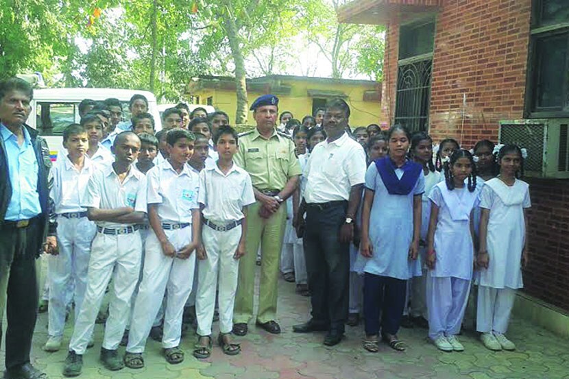 पोलीस स्थापना दिनानिमित्त पोलिसांनी विद्यार्थ्यांशी संपर्क साधला.