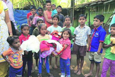 स्थेच्या कार्यकर्त्यांनी वसई- विरारमध्ये सुमारे ६० ठिकाणी कपडे गोळा करण्यासाठी केंद्रे उभारली होती.