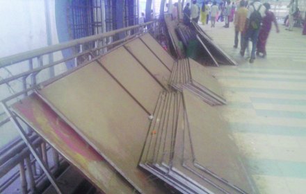 बदलापूर पूर्वेला स्कायवॉकवर कचऱ्याचे लोखंडी गंजलेले डबे बांधून ठेवण्यात आले आहेत. 