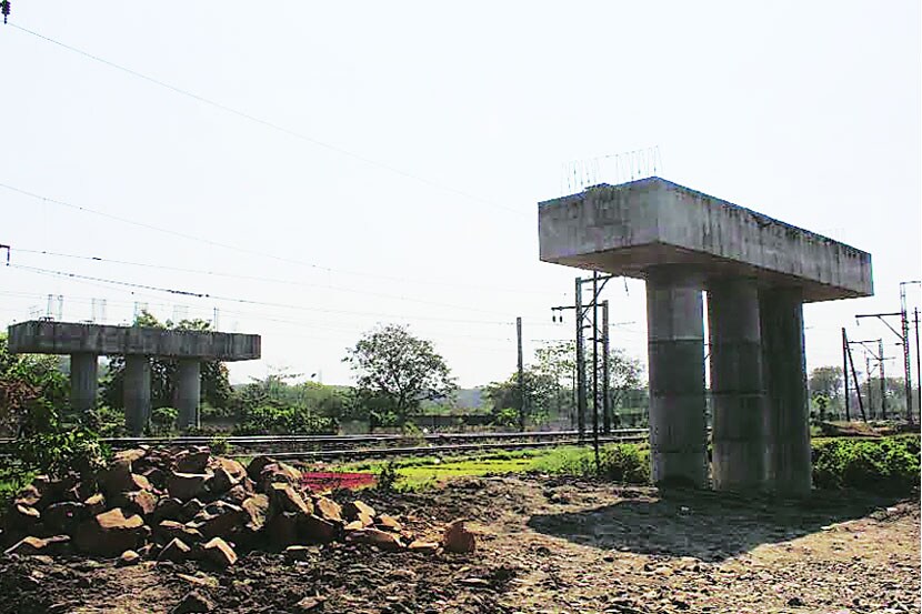 कळवा रेल्वे स्थानकाजवळील खारेगाव फोटकावर उभारण्यात येणाऱ्या उड्डाणपुलाचे केवळ खांबच सध्या उभे आहेत.
