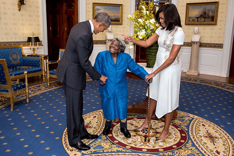 व्हिडिओः बराक ओबामा आणि मिशेल यांना १०६ वर्षांच्या महिलेने नाचविले!