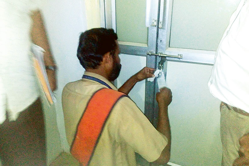 घरफाळा थकबाकीबाबत कोल्हापुरात रुग्णालयांना टाळे घरफाळा थकबाकीबाबत कोल्हापुरात रुग्णालयांना टाळे
