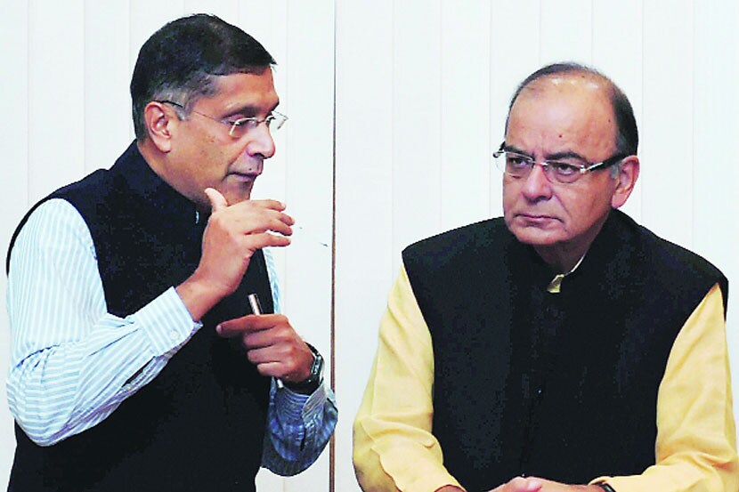 मुख्य आर्थिक सल्लागार अरविंद सुब्रह्मण्यन आणि अर्थमंत्री अरुण जेटली शुक्रवारी संसदेत आर्थिक पाहणी अहवाल  मांडला जाण्यापूर्वी चर्चा करताना. 