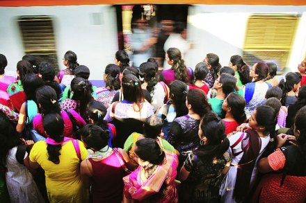 पनवेलच्या आधी या मार्गाची एक मार्गिका पाच किलोमीटर अंतरावर असलेल्या प्रस्तावित नवी मुंबई आंतरराष्ट्रीय विमानतळापर्यंत नेण्यात येणार आहे.
