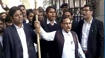कन्हैय्या कुमारला पतियाळा कोर्टाबाहेर वकिलांकडून मारहाण, १४ दिवसांची न्यायालयीन कोठडी