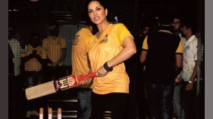 Sunny Leone , Bollywood , cricket team , sunny playing with , sunny leone playing , see pics , Loksatta, loksatta news , Marathi, Marathi news