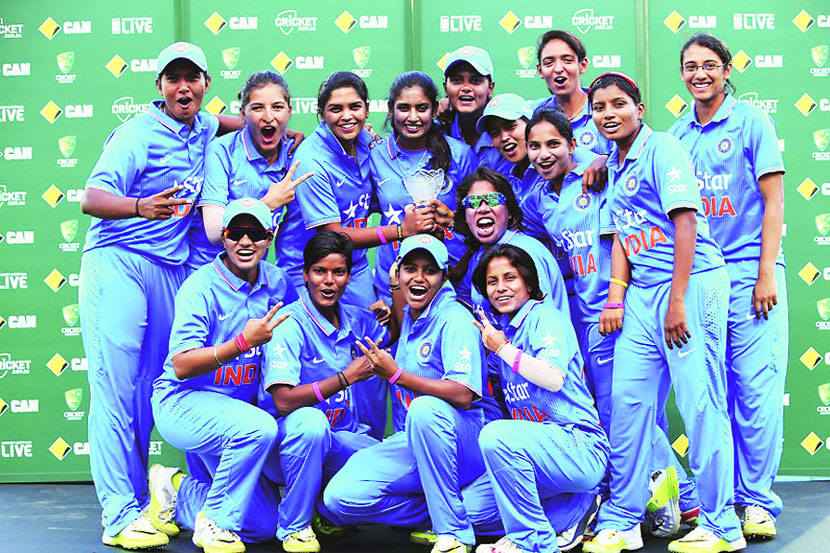 जेतेपदाच्या चषकासह विजयाचा आनंद साजरा करताना महिला क्रिकेट संघ