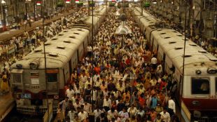 Pragati express engine , Central railway , local trains running late , Loksatta, Loksatta news, Marathi, Marathi news