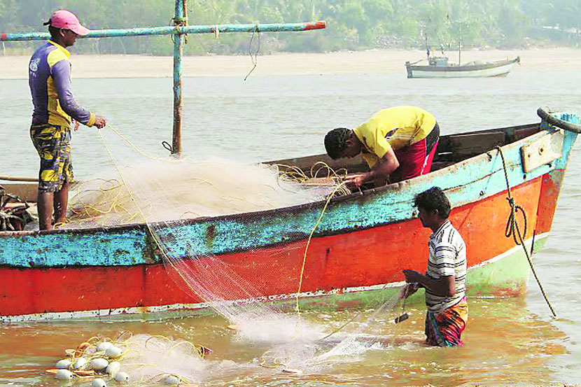 मासेमारी बंदीवरून राजकारण तापले