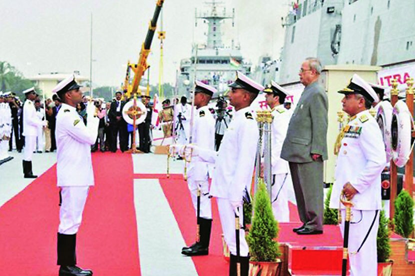 विशाखापट्टणम येथे सुरू असलेल्या आंतरराष्ट्रीय नौदल ताफा संचलनात शनिवारी राष्ट्रपती प्रणब मुखर्जी यांनी भारतीय नौदलाकडून सलामी स्वीकारली.