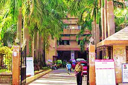 सरकारी जागांचा वापर सुरू केल्याच्या बदल्यात तहसीलदारांनी महापालिकेला तब्बल दोनशे कोटी रुपये थकबाकीची नोटीस बजावली होती.