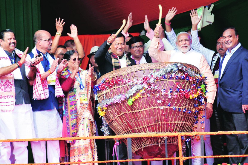 पंतप्रधान नरेंद्र मोदी यांनी शुक्रवारी आसाममधील दिब्रुगड जिल्ह्य़ातील मोरन येथील सभेत पारंपरिक माडोल वाद्य वाजवले. या वेळी भाजप प्रदेशाध्यक्ष सर्वानंद सोनोवाल उपस्थित होते.