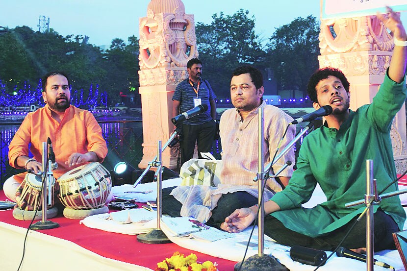 ठाण्यातील मासुंदा तलावाच्या तरंगमंचावर सुबोध भावे आणि महेश काळे यांनी रसिकांना ‘कटय़ार काळजात घुसली’च्या नाटय़पदांनी मंत्रमुग्ध केले. (छायाचित्र :दीपक जोशी) 