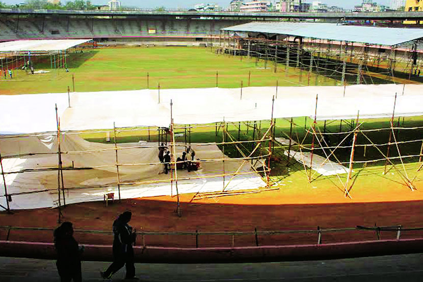 ९५व्या अखिल भारतीय नाटय़संमेलनासाठी ठाण्यातील दादोजी कोंडदेव स्टेडियममध्ये जय्यत तयारी सुरू आहे. (छायाचित्र: गणेश जाधव)  