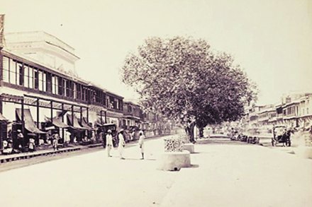 दिल्लीच्या आज गजबजलेल्या ‘चाँदनी चौक’चे रूप, १८६३ वा १८६७ मध्ये हे असे मोकळे होते. नवी दिल्ली वसवल्याने इथली लोकसंख्या वाढली