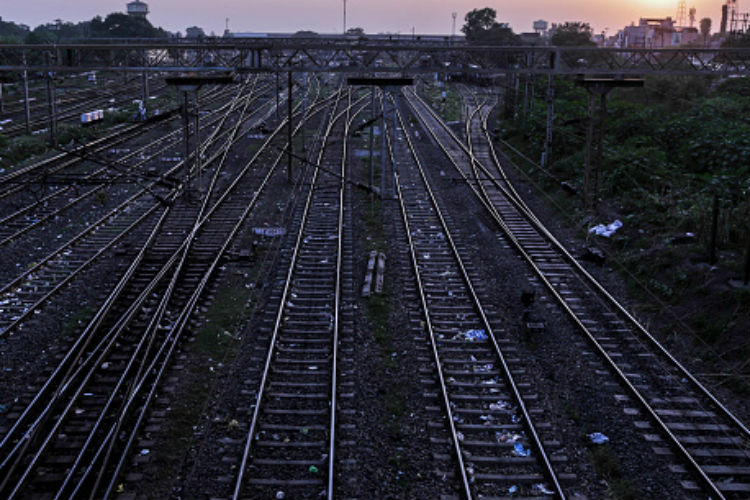 रेल्वेसमोर सेल्फी टीपताना रेल्वे आणि रेल्वेरुळाचा अंदाज न आल्याने दिनेशला रेल्वेने धडक दिली.