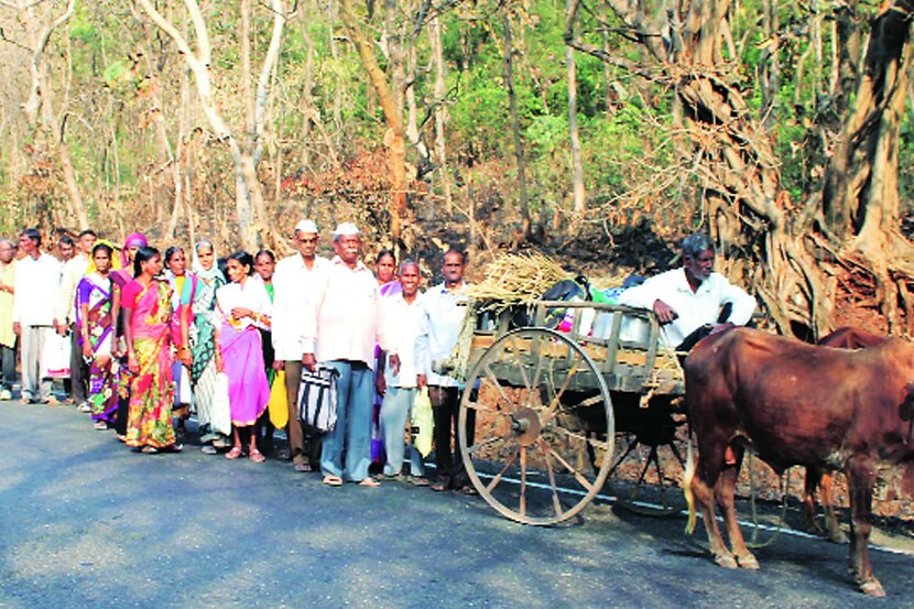 नुकसान भरपाईसाठी शेतकऱ्यांचा मोर्चा