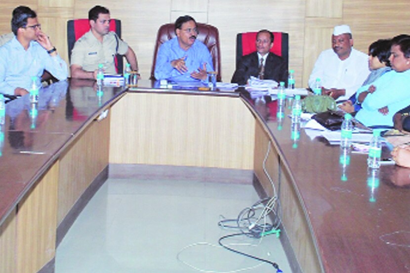 शनिशिंगणापूर येथील चौथऱ्यावरील महिलांच्या प्रवेशाच्या वादासंदर्भात जिल्हाधिकारी अनिल कवडे यांनी शनिवारी नगरमध्ये सर्व संबंधितांची बैठक घेतली. (छाया-राजू खरपुडे, नगर)
