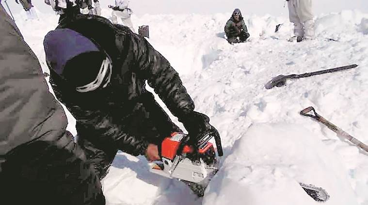  ४० फूट बर्फ कापून काढल्यानंतर हनमंथप्पा कोप्पड या जवानाला जिवंत बाहेर काढण्यात आले.