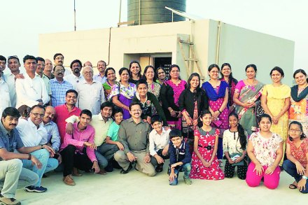वाघेरा येथील विठ्ठलराव पटवर्धन आश्रमशाळेत कार्यान्वित करण्यात आलेल्या सौर ऊर्जा विद्युत संचासमवेत रचना विद्यालय माजी विद्यार्थी संघाचे पदाधिकारी आणि सदस्य. 