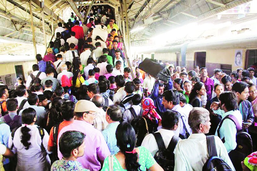 उपनगरी रेल्वेच्या जादा फेऱ्या, कल्याण-कर्जत शटल फेऱ्या, कल्याण-वाशी लोकलसेवा अशा असंख्य अपेक्षांनिशी केंद्रीय रेल्वेमंत्री सुरेश प्रभू यांच्याकडे डोळे लावून बसलेल्या मुंबईकर प्रवाशांच्या पदरी रेल्वे अर्थसंकल्पाने अखेर निराशा पडली.