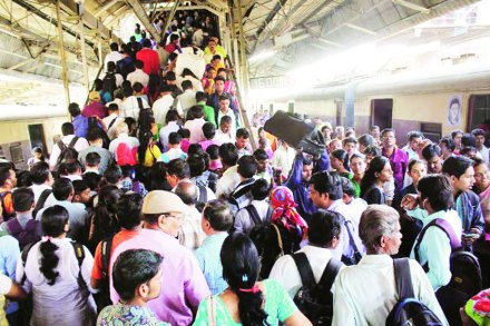 उपनगरी रेल्वेच्या जादा फेऱ्या, कल्याण-कर्जत शटल फेऱ्या, कल्याण-वाशी लोकलसेवा अशा असंख्य अपेक्षांनिशी केंद्रीय रेल्वेमंत्री सुरेश प्रभू यांच्याकडे डोळे लावून बसलेल्या मुंबईकर प्रवाशांच्या पदरी रेल्वे अर्थसंकल्पाने अखेर निराशा पडली.