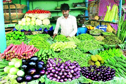  महागाईने त्रस्त झालेल्या ग्राहकांना गेल्या महिनाभरापासून भाजीबाजारात मात्र स्वस्ताईचा प्रत्यय येत आहे. 