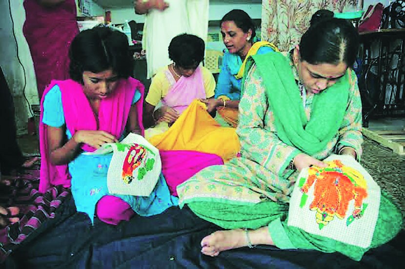 ‘जिव्हाळा' ही संस्था ठाण्यात गेल्या दहा वर्षांपासून विशेष मुलांना विविध प्रकारचे प्रशिक्षण देऊन त्यांना आत्मनिर्भर बनविण्याचा प्रयत्न करीत आहे. 