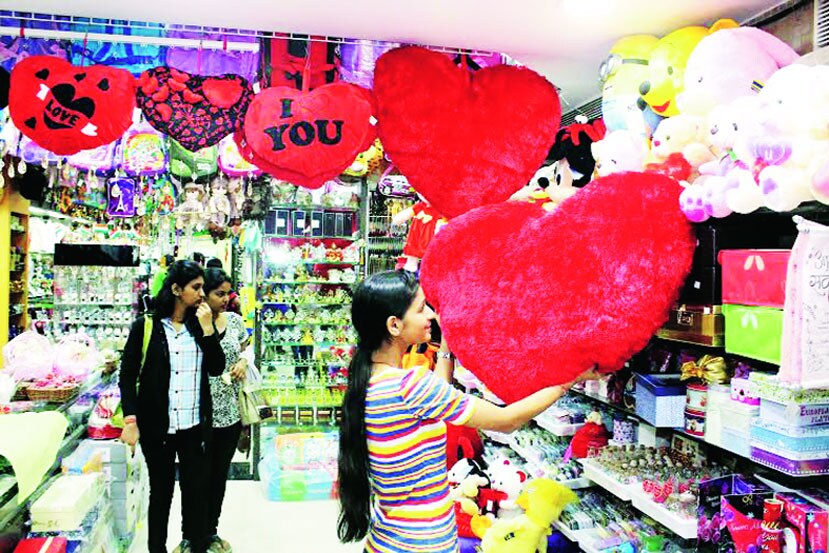 दुकाने प्रेमाचा संदेश देणाऱ्या लाल, गुलाबी रंगाच्या भेटवस्तूंनी सजली आहेत.