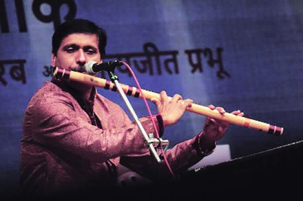 ‘प्रथम तुला वंदितो कृपाळा’ हे गाणे सादर करून अमर ओक यांनी कार्यक्रमाची दमदार सुरुवात केली.
